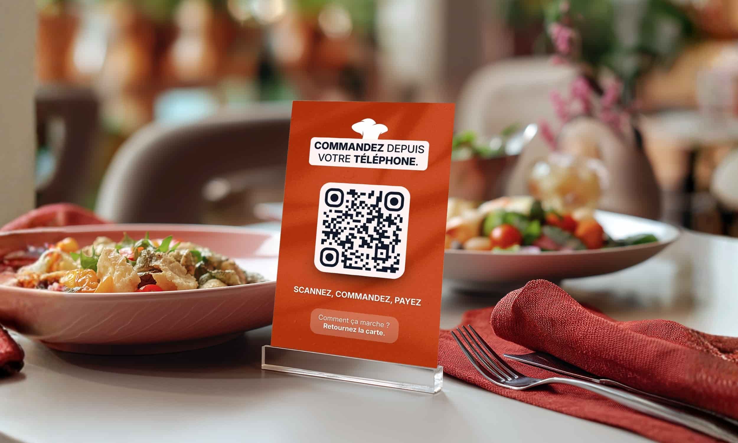 Client scannant un QR code Tableat sur une table de restaurant
